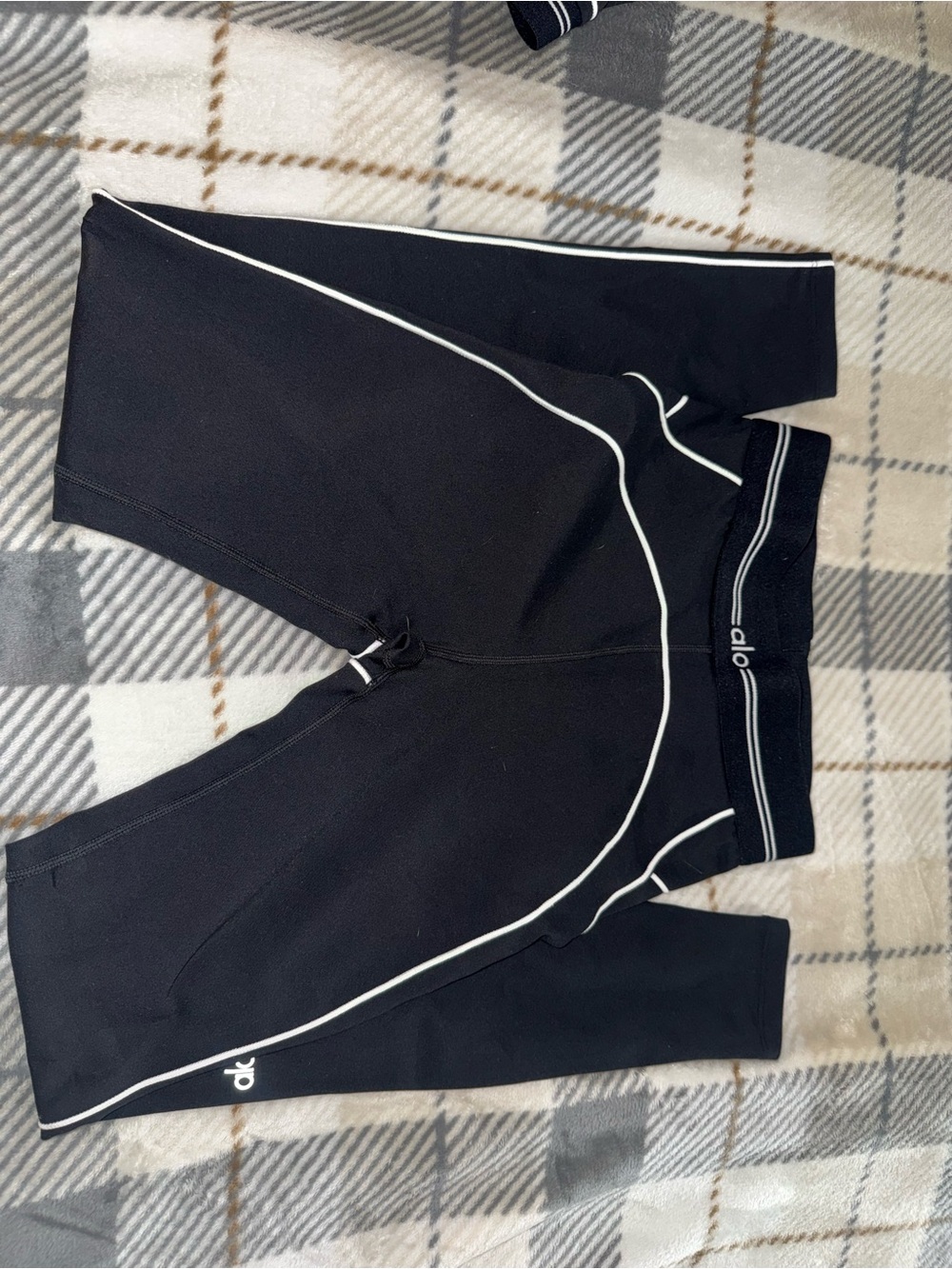 ALO Yoga Black Stretch Sports Bra and leggings with White Trim - Picture 2 of 2